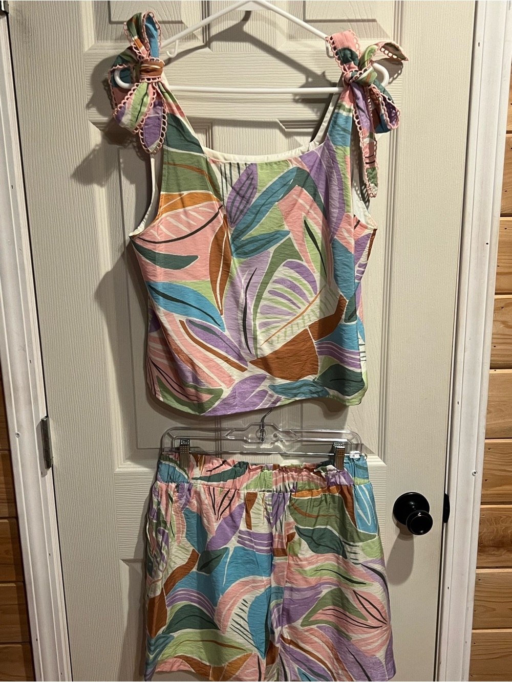 Sleeveless Tie-Shoulder Short Set in Pastel Leaf Print